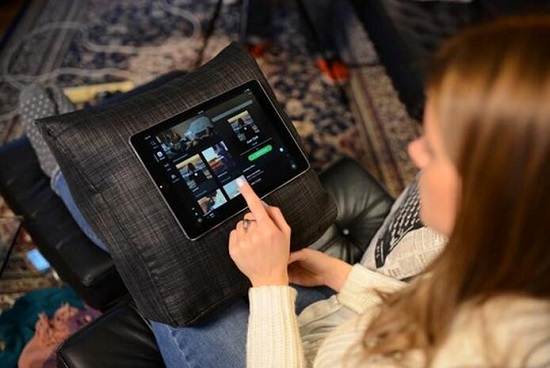 電路板廠(chǎng)資訊:有了這款很會(huì)“吸”的抱枕 再也不怕被平板呼臉啦